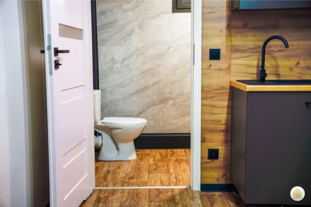 Wyposażenie łazienki w kontenerze sanitarnym, WC, umywalka i armatura