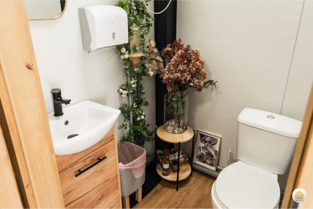 Pełne wyposażenie łazienki w kontenerze: WC, umywalka z szafką i armatura