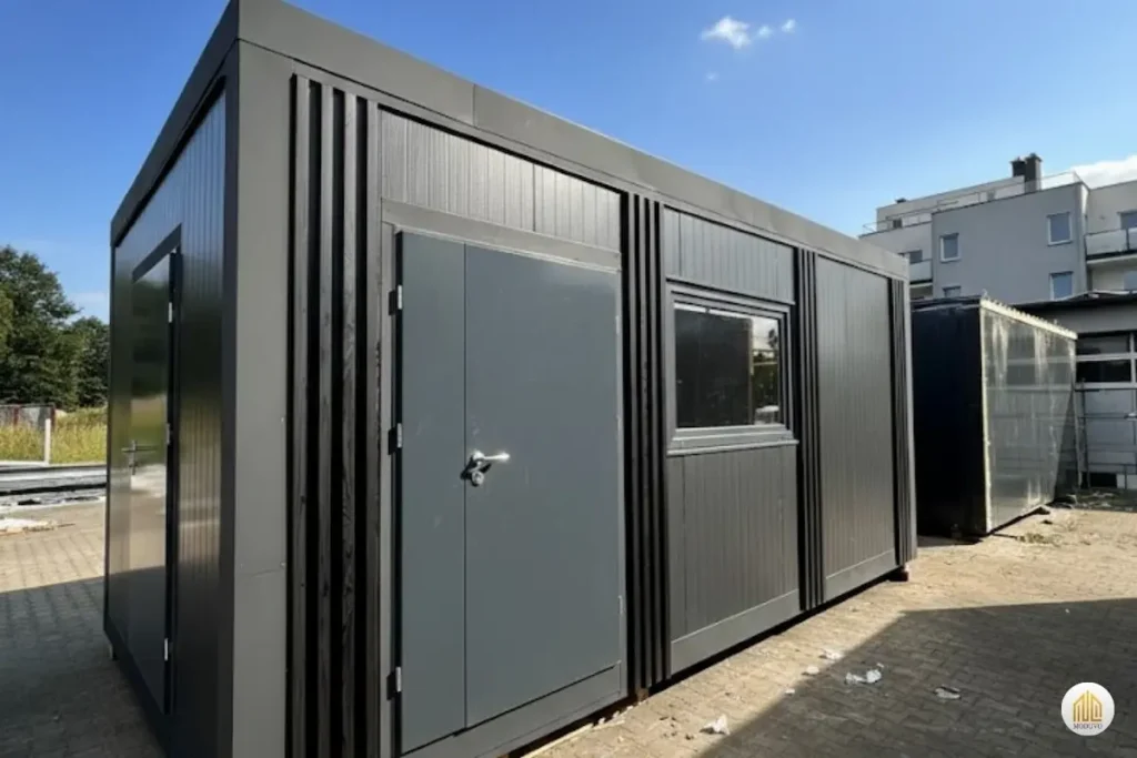 Izolowany kontener magazynowy 6x3m z płyty warstwowej, bezpieczne składowanie