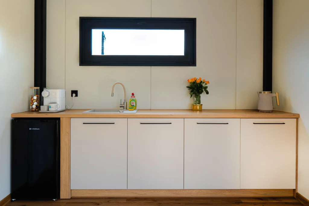 Nowoczesna zabudowa kuchenna w kontenerze biurowym 10x6.