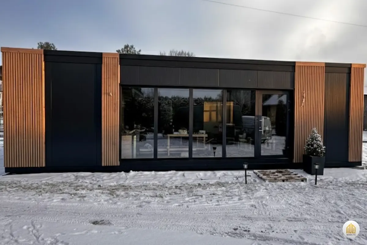 Przekrój płyty warstwowej PIR zapewniającej izolację termiczną kontenera biurowego.