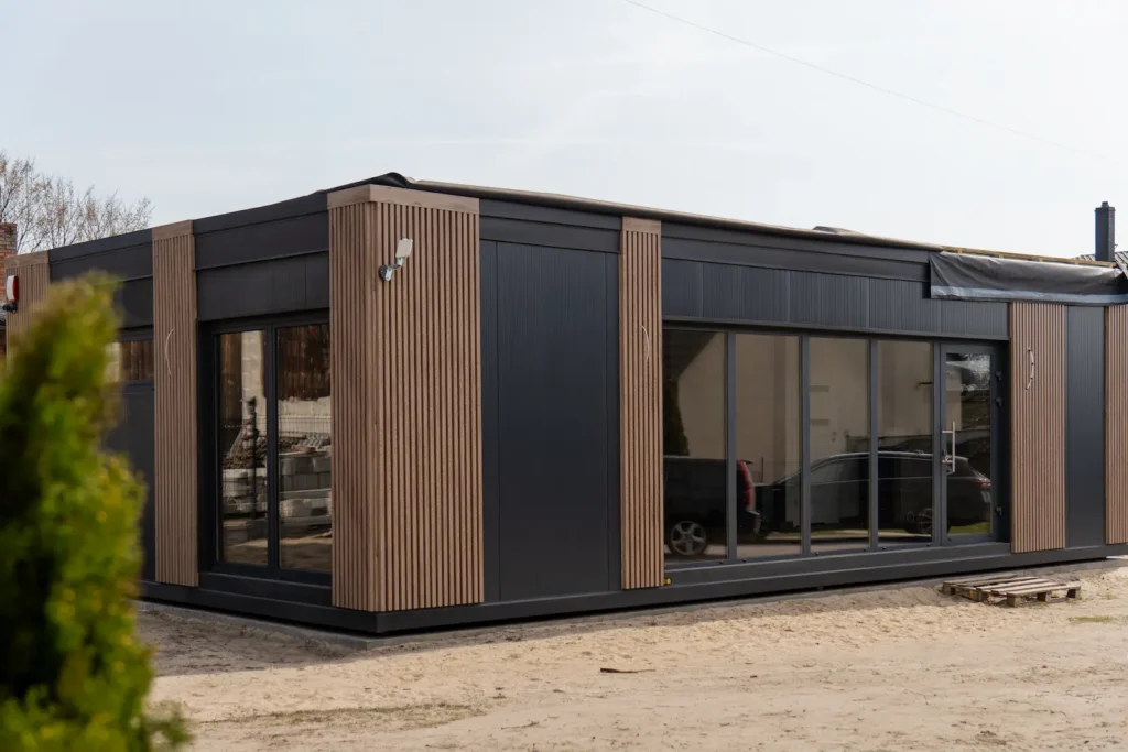 moduvo-zewnatrz.jpg Nowoczesny kontener biurowy 60 m kwadratowych marki Moduvo – widok z zewnątrz.