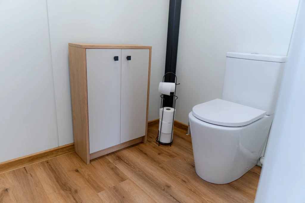 Wykończona łazienka (WC) wewnątrz kontenera biurowego 10x6 Moduvo.