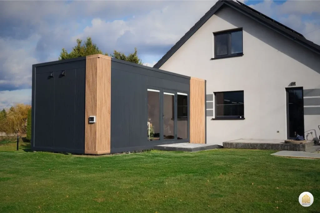 Biurowiec modułowy z połączonych kontenerów biurowych, opcja leasingu.