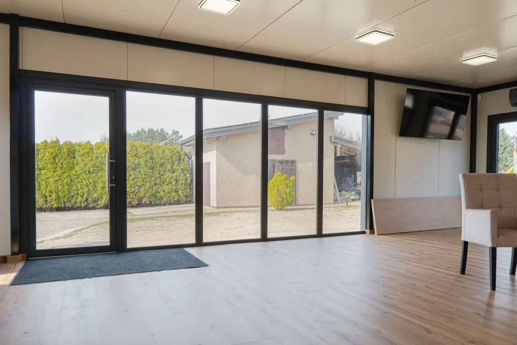 Wejście do nowoczesnego pawilonu biurowego producenta Moduvo.