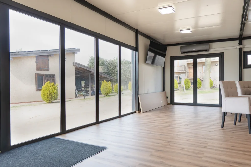 Przestronne wnętrze biurowe w kontenerze modułowym 10x6 m