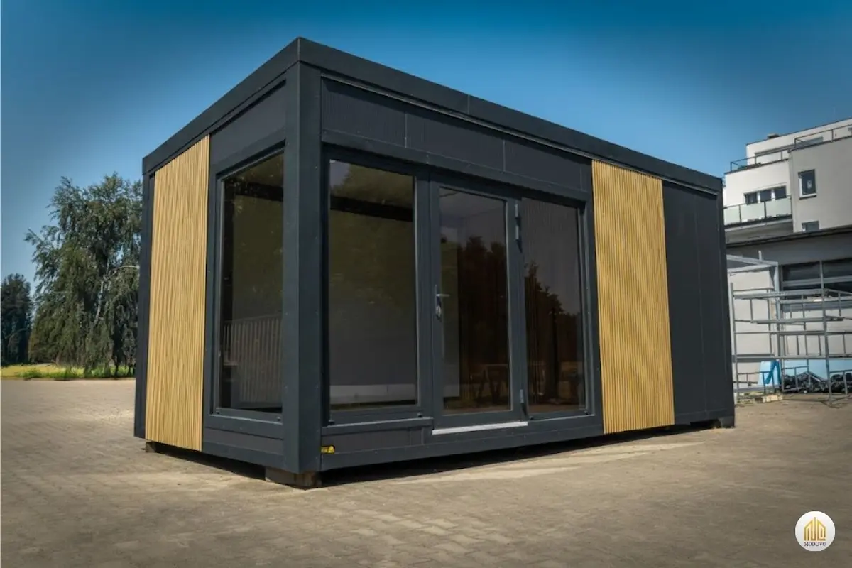 Gotowy kontener biurowy postawiony na działce klienta – realizacja MODUVO.