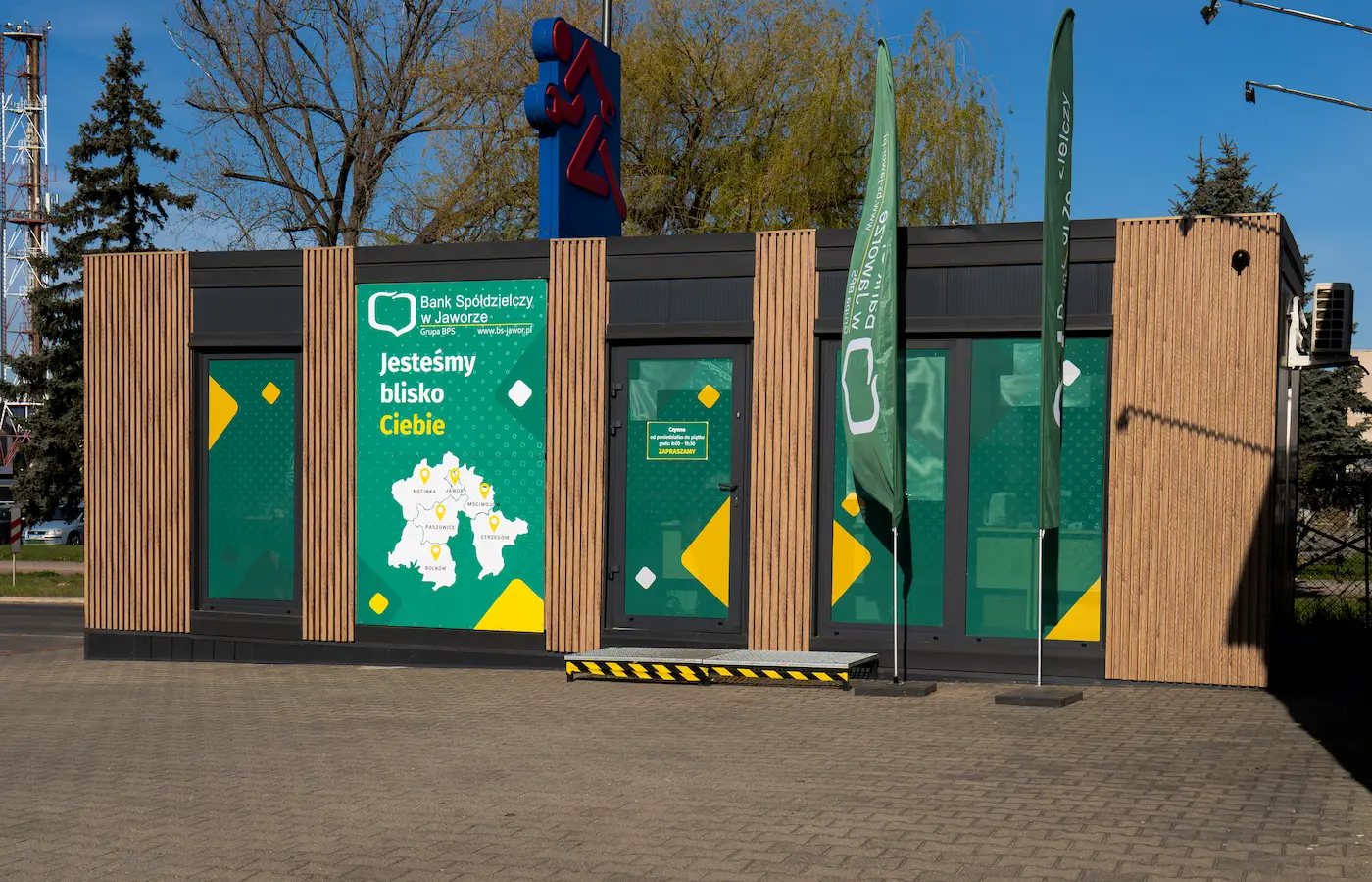 Kontener modułowy a biurowy – nowoczesna elewacja z lamelami, realizacja MODUVO