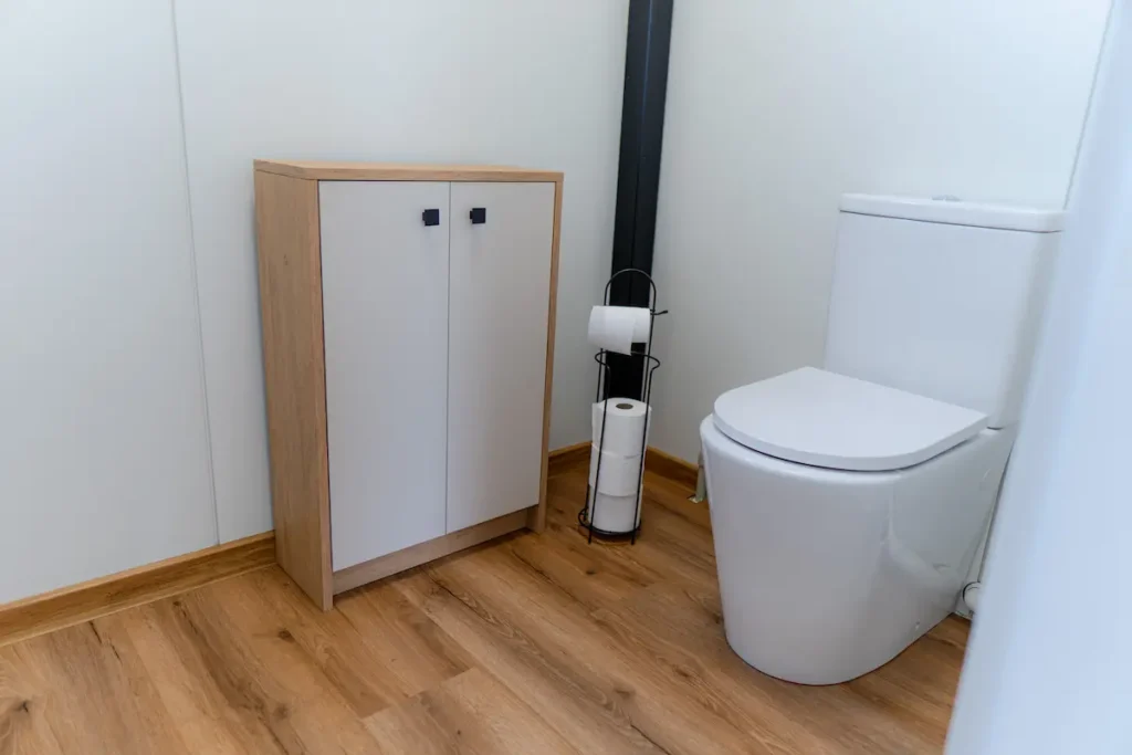 Węzeł sanitarny z prysznicem w kontenerze MODUVO – wyposażenie na życzenie klienta