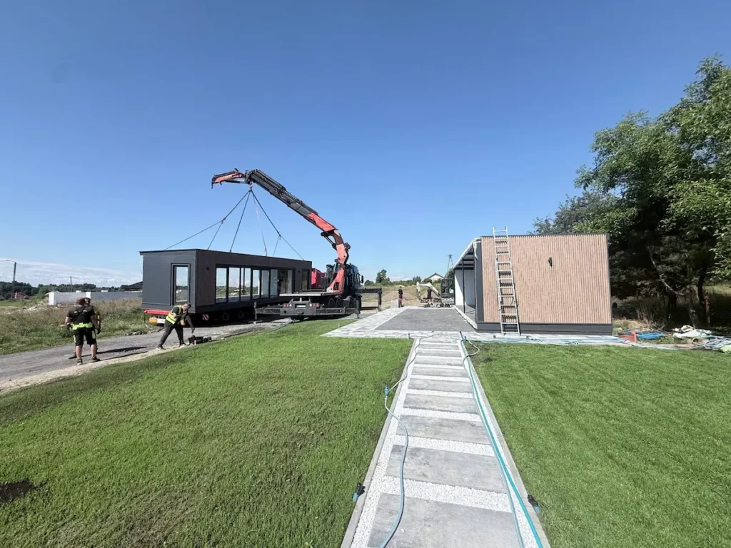 Zestaw kontenerów modułowych jako zaplecze budowy, realizacja MODUVO